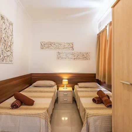 Apartment Seaspray 3 Bedroom Penthouse, With Large Terrace And Bbq *