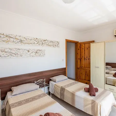 Apartment Seaspray 3 Bedroom Penthouse, With Large Terrace And Bbq *